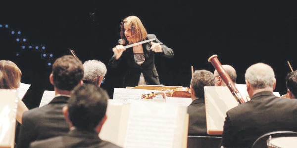 Imagem: Cinthia Alireti narra os desafios de estar à frente de uma orquestra