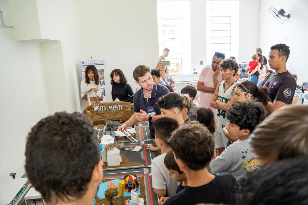Imagem: Público da feira aprende sobre Educação Maker com o Núcleo de Informática Aplicada à Educação (NIED)