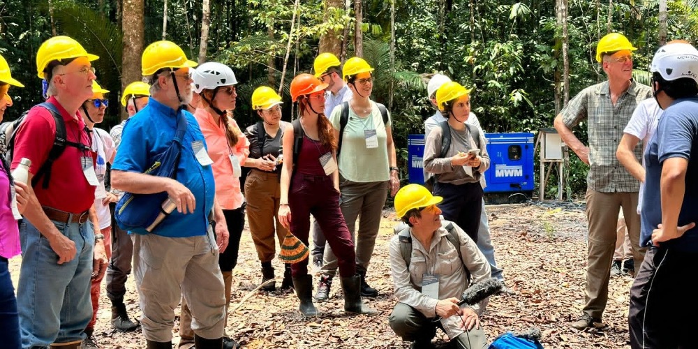 Imagem: Ana Carolina Maciel participa de reunião do AmazonFACE, projeto liderado por David Lapola (Cepagri)