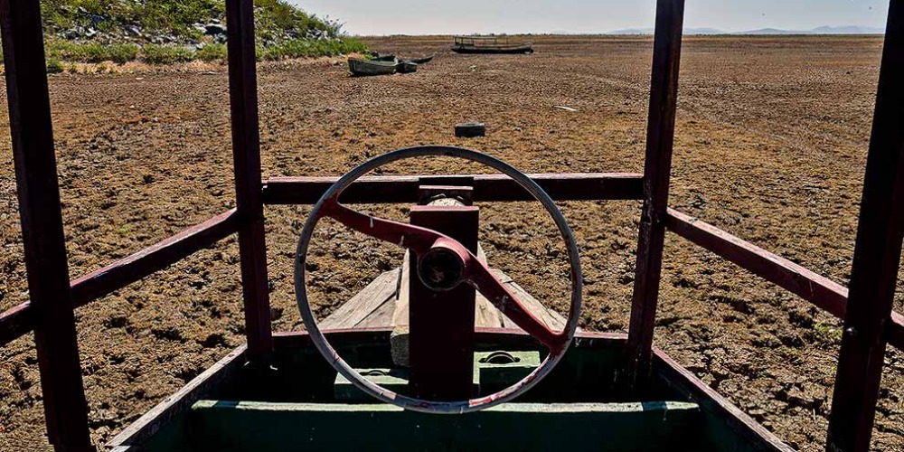 Imagem: Efeitos da seca no reservatório de Sobradinho, no semiárido baiano, em 2020: a urbanização, o avanço da agropecuária e o cultivo de frutos para exportação provocam impactos na região