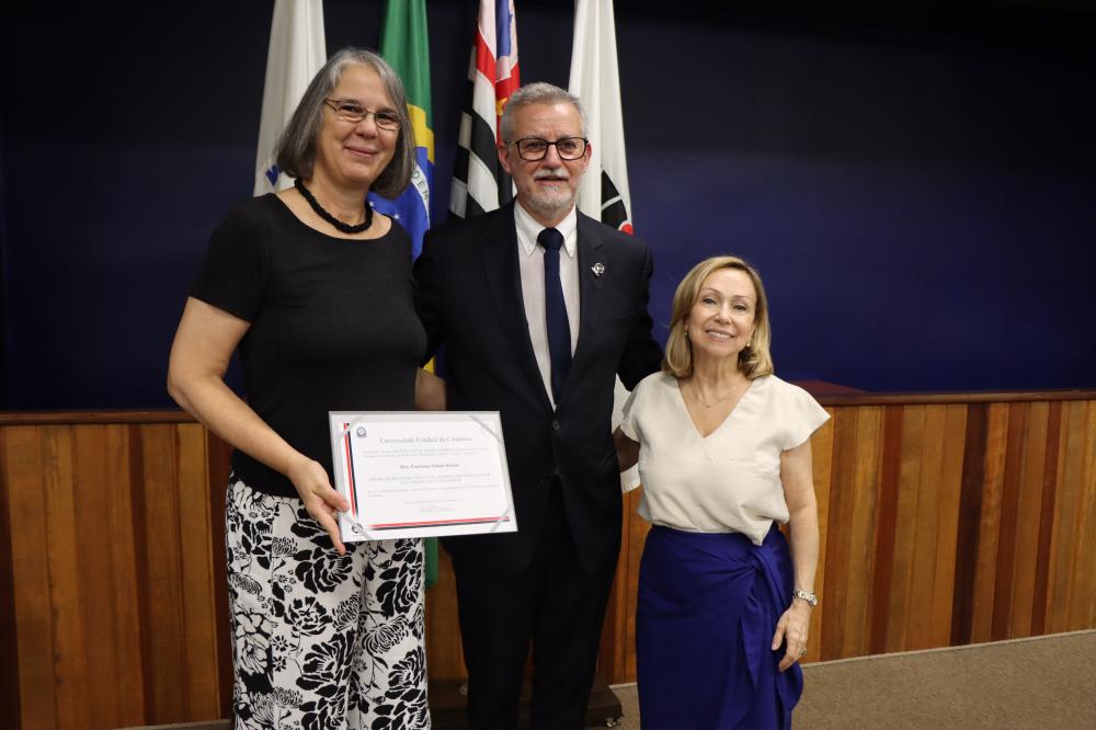 Imagem: Cristiana Seixas, Antônio Meirelles (reitor da Unicamp) e Marta Teixeira Durte (coordenadora associada da COCEN) na cerimônia de entrega dos prêmios institucionais 2024