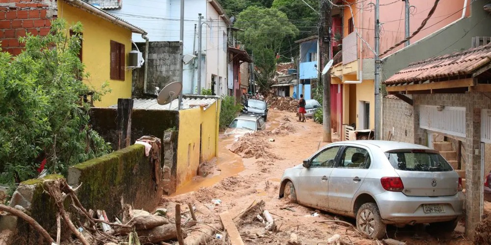 Imagem: Estragos causados pelas chuvas em Barra do Sahy, em São Sebastião (Foto: Rovena Rosa/Agência Brasil)