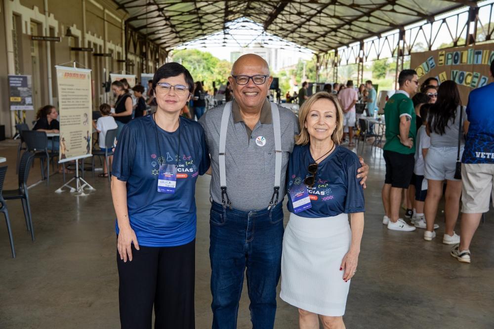 Imagem: A coordenadora da COCEN, Raluca Savu; o pró-reitor de Extensão, Esporte e Cultura da Unicamp, Fernando Coelho; e a coordenadora associada da COCEN, Marta Teixeira Duarte.