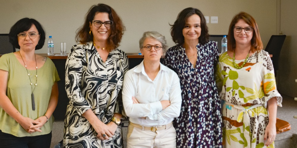 Imagem: Da esquerda para a direita: Raluca Savu; Ana Carolina Maciel; Nadège Mézié; Adriana Ferreira; Fabiana Fantinatti