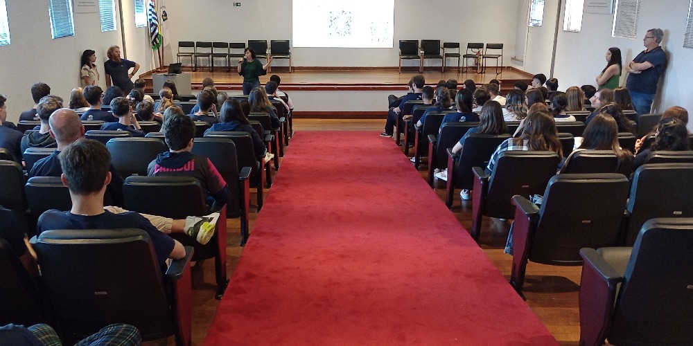 Imagem: Estudantes de ensino médio conhecem a carreira científica em visita aos Centros e Núcleos da COCEN
