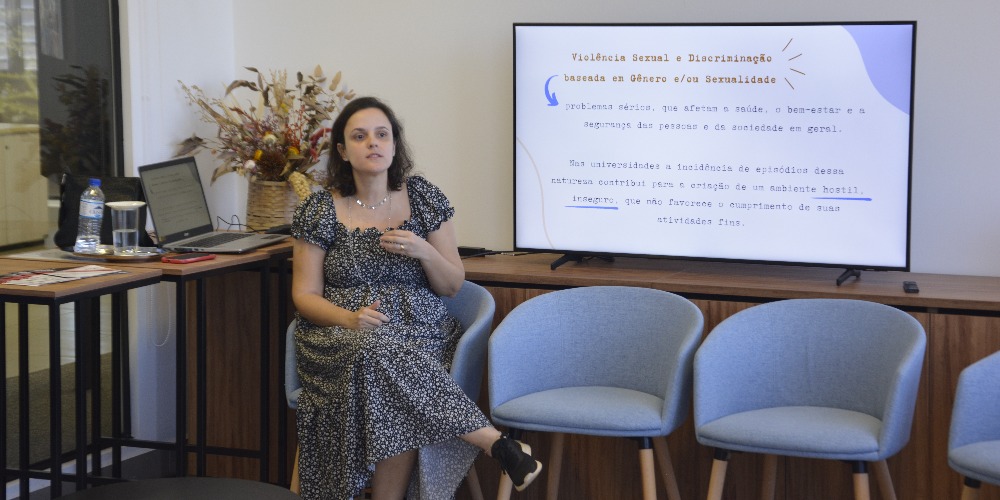 Imagem COCEN recebe assistente social do SAVS, Vivian Lopes, para palestra 