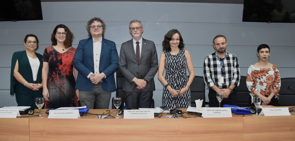 Imagem: Sindy Santiago, Ana Carolina Maciel, William Laureano, Antônio José Meirelles, Adriana Ferreira, Iurqui Pinheiro e Carla Hermina Ferreira na mesa diretiva do evento. Foto: João Marques.