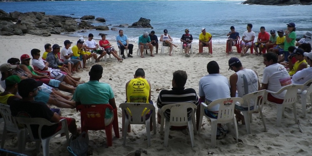 Imagem: Reunião entre membros da Associação dos Barqueiros e Pescadores Tradicionais de Trindade (ABAT) e pesquisadores do NEPAM. Foto: Erika Bockstael