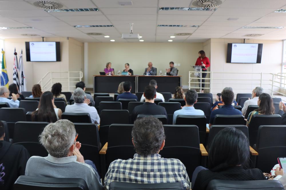 Imagem: Cerimônia contou com a presença de docentes, pesquisadores, estudantes e outros membros da comunidade acadêmica.