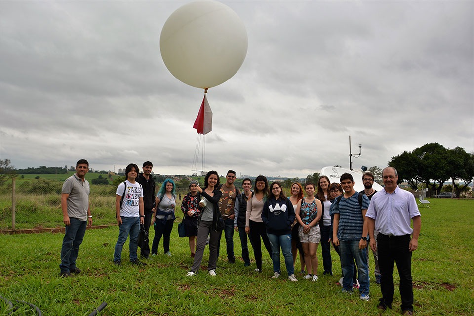 Imagem Pesquisadores lançam balão meteorológico na Unicamp