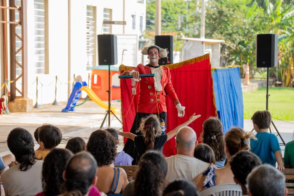 Imagem: Ricardo Pucceti, do Lume Teatro, apresentou o espetáculo La Scarpetta no encerramento da feira