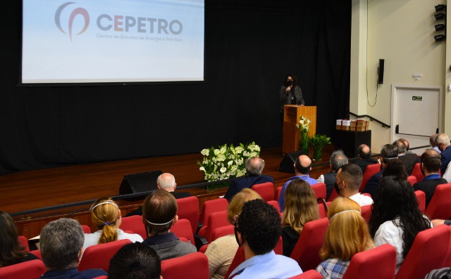 Imagem: Coordenadora da COCEN, Ana Carolina de Moura Delfim Maciel, fala sobre a importância do CEPETRO no âmbito dos Centros e Núcleos Interdisciplinares da Unicamp